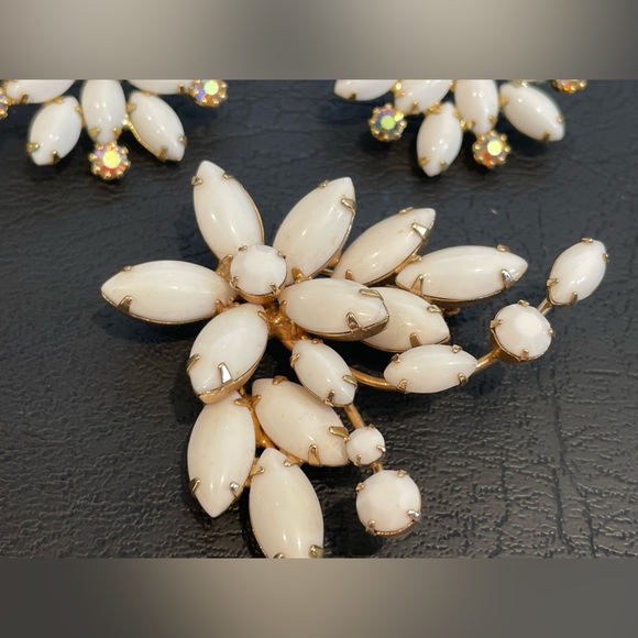 Vintage Napier White Cluster Flower Pin & Flower earrings white cluster unmarked - Picture 2 of 7